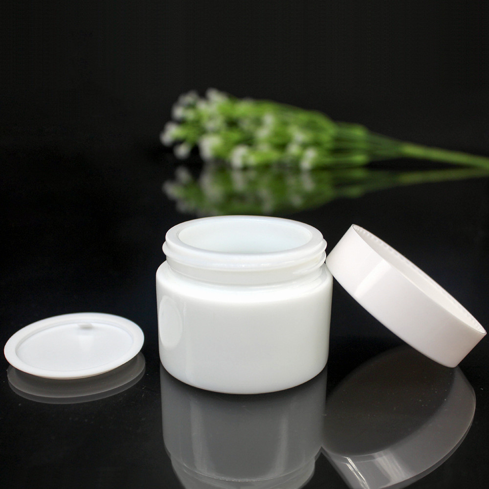 Bouteilles de crème en verre blanches de logo fait sur commande pour le cosmétique avec le couvercle en verre